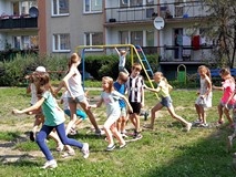 Zabawy z wykorzystaniem hula-hoop