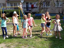 Zabawy z wykorzystaniem hula-hoop
