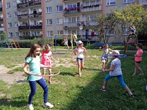 Zabawy z wykorzystaniem hula-hoop