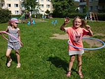 Zabawy z wykorzystaniem hula-hoop