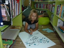 Dziewczynka podczas pracy nad przygotowaniem mapy ulubionych zajęć