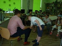 Chłopiec próbuje zgadnąć, co autor Jakub Skworz ukrył w tajemniczym rękawie
