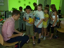 Jakub Skworz wpisuje autografy do książek