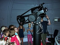 W Obserwatorium Astronomicznym - dzieci ogladają teleskop główny
