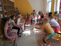 Wesołe zabawy w bibliotece przed wyjściem do Obserwatorium Astronomicznego
