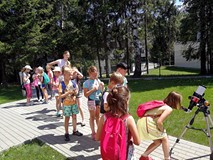 Przez specjalny telskop dzieci oglądają Słońce