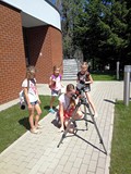 Przez specjalny telskop dzieci oglądają Słońce