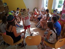 Wesołe zabawy w bibliotece przed wyjściem na kręgle