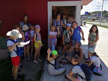 Nasza grupa na przystanku autobusowym - wracamy do biblioteki