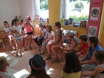 Wesołe zabawy w bibliotece przed wyjściem na kręgle