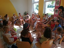 Wesołe zabawy w bibliotece przed wyjściem na kręgle