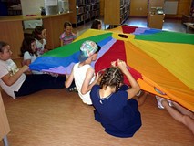 Zabawy z wykorzystaniem chusty animacyjnej