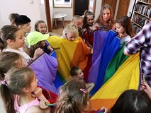 Zabawy z wykorzystaniem chusty animacyjnej