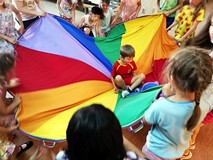 Zabawy z wykorzystaniem chusty animacyjnej