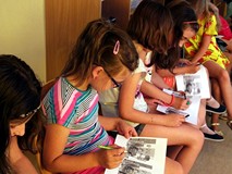 Spotkanie autorskie z JAKUBEM SKWORZEM - dzieci rozwiązują zagadki