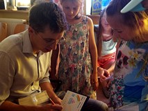 Spotkanie autorskie z JAKUBEM SKWORZEM - czas na autografy