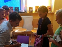 Spotkanie autorskie z JAKUBEM SKWORZEM - czas na autografy