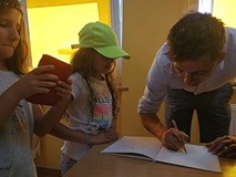 Spotkanie autorskie z JAKUBEM SKWORZEM - czas na autografy