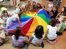 Zabawy z wykorzystaniem chusty animacyjnej