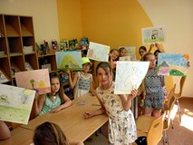 Dzieci prezentują swoje prace ilustrujące scenki do teatrzyku JAK DOBRZE BYĆ ŻABKĄ (według M. Velthu