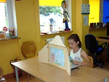 Czas na prezentację - Karolina przedstawia w teatrzyku Kamishibai bajkę JAK DOBRZE BYĆ ŻABKĄ