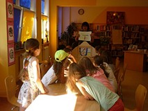 Pani Wiola pokazuje dzieciom przykładowe karty do teatrzyku Kamishibai