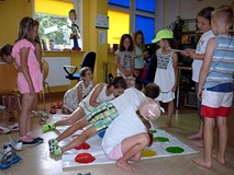 Wesołe zabawy na koniec piątkowego spokania w bibliotece