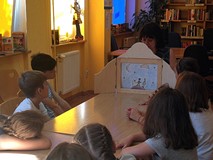 Pani Wiola czyta dzieciom MAŁEGO KSIĘCIA (wersja na teatrzyk Kamishibai)