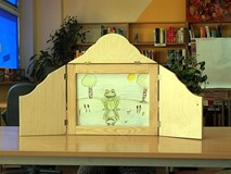 Czas na prezentację - Oliwia  przedstawia w teatrzyku Kamishibai bajkę JAK DOBRZE BYĆ ŻABKĄ