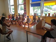 Czas na prezentację - Oliwia  przedstawia w teatrzyku Kamishibai bajkę JAK DOBRZE BYĆ ŻABKĄ