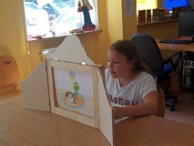 Czas na prezentację - Oliwia  przedstawia w teatrzyku Kamishibai bajkę JAK DOBRZE BYĆ ŻABKĄ