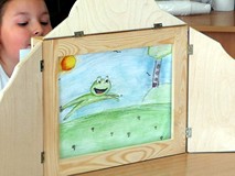 Czas na prezentację - Oliwia  przedstawia w teatrzyku Kamishibai bajkę JAK DOBRZE BYĆ ŻABKĄ