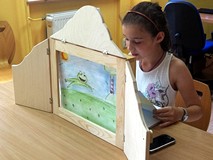 Czas na prezentację - Karolina  przedstawia w teatrzyku Kamishibai bajkę JAK DOBRZE BYĆ ŻABKĄ