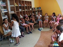 Wesołe zabawy na koniec piątkowego spokania w bibliotece