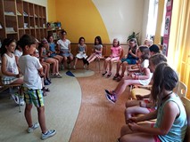 Wesołe zabawy na koniec piątkowego spokania w bibliotece