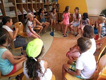 Wesołe zabawy na koniec piątkowego spokania w bibliotece