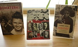 na zdjęciu książki