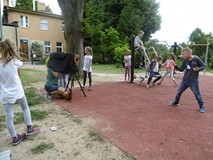 Filia nr 4. Dzieci biorące udział w warsztatach fotograficznych. Jeden chłopiec pozuje do zdjęcia. R