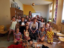 Filia nr 6. Dzieci otaczają pisarza książek dla dzieci, Jakyba Skworza. Te, które są najbliżej niego