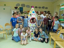 Filia nr 9. Dzieci prezentują zbudowaną przez siebie przestrzenną rakietę z kartonu. Dwie dziewczynk
