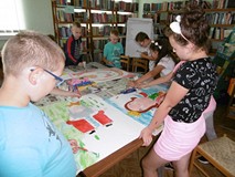 Filia nr 11. Na stole widnieją prace plastycznej do książki 