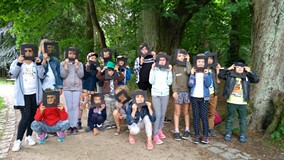 Filia nr 3. Warsztaty fotograficzne w parku. Dzieci pozują do zdjęcia w dwóch rzędach. W dolnym rzęd