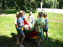 Wesołe zabawy z chustą animacyjną