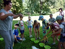 Ostatni dzień zajęć - zabawa z bańkami mydlanymi