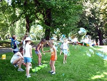 Dzieci puszczają bańki mydlane