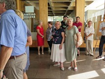 Uczestnicy wernisażu wystawy fotografii „Natura najlepszym architektem” w Koszalińskiej Bibliotece P