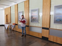 Dyrektor Koszalińskiej Biblioteki Publicznej Dariusz Pawlikowski otwiera wernisaż wystawy fotografii