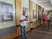 Romuald Długosz opowiada o wystawie w czasie wernisażu wystawy fotografii „Natura najlepszym archite