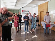 Przewodnicząca Rady Miejskiej Krystyna Kościńska wśród uczestników wernisażu wystawy fotografii „Nat