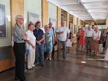 Autorzy wystawianych fotografii pozują do wspólnego zdjęcia  w czasie wernisażu wystawy fotografii „